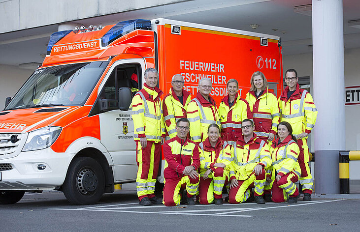 Notärzte-Team des St.-Antonius-Hospitals vor einem Rettungswagen der Eschweiler Feuerwehr