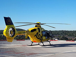 ADAC-Hubschrauber auf dem Hubschrauberdachlandeplatz des St.-Antonius-Hospitals Eschweiler